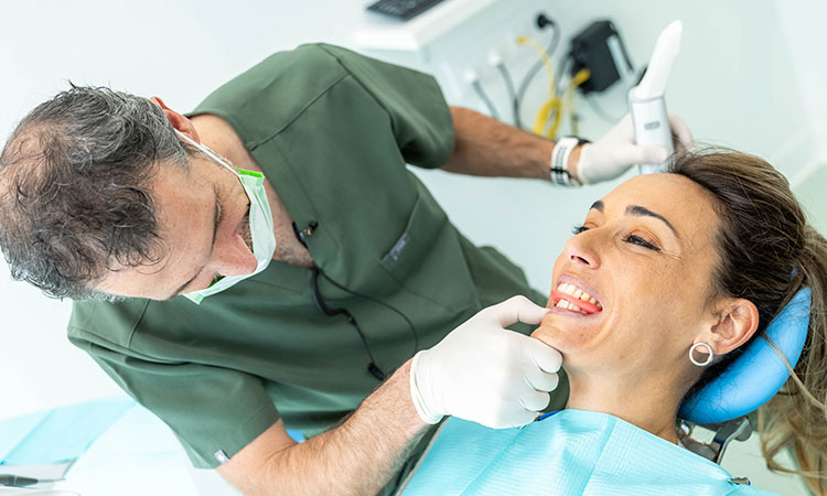 doctor rafael fajardo realizando un estudio de la mordida en un plan de tratamiento de odontologia integral