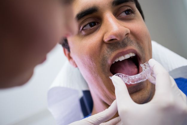 dentista colocando una férula de descarga